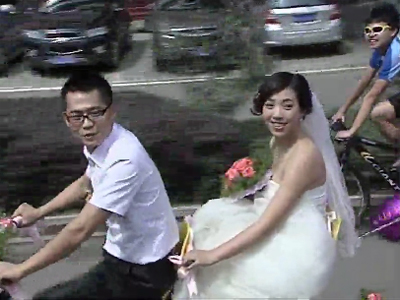 หนุ่มจีนรักษ์โลก ปั่นจักรยานพาเจ้าสาวเข้าพิธีแต่งงาน