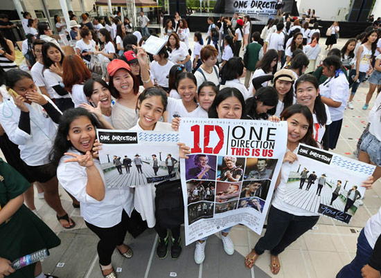 แฟนคลับแห่แสดงพลัง เตรียมต้อนรับการมาเยือนเมืองไทยครั้งแรกของ One Direction