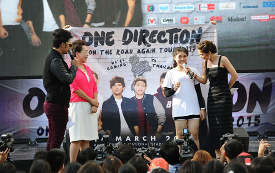 แฟนคลับแห่แสดงพลัง เตรียมต้อนรับการมาเยือนเมืองไทยครั้งแรกของ One Direction