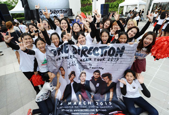 แฟนคลับแห่แสดงพลัง เตรียมต้อนรับการมาเยือนเมืองไทยครั้งแรกของ One Direction