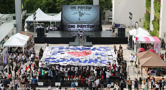 แฟนคลับแห่แสดงพลัง เตรียมต้อนรับการมาเยือนเมืองไทยครั้งแรกของ One Direction