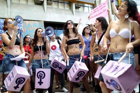 สาวบราซิลแก้ผ้าประท้วง การใช้ความรุนแรงต่อผู้หญิง