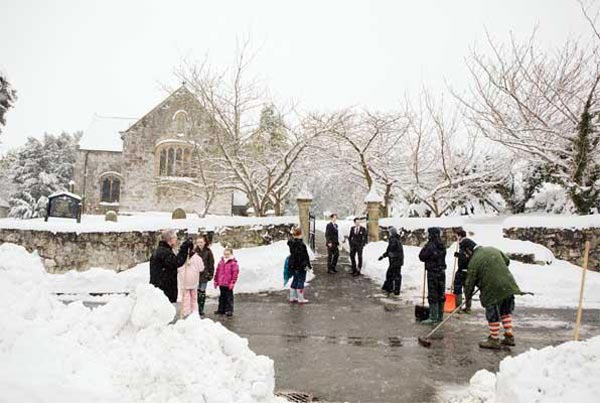 สุดประทับใจ! ชาวบ้านช่วยโกยหิมะเปิดทาง จนจัดงานแต่งได้ 